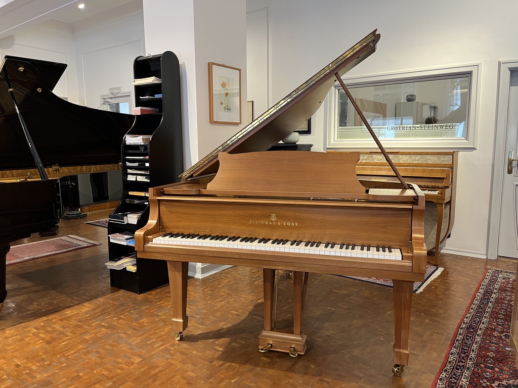 Steinway & Sons O-180 