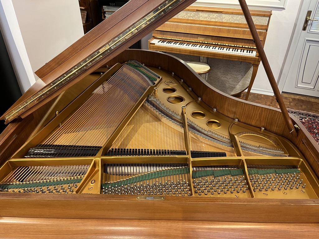 Steinway & Sons O-180 