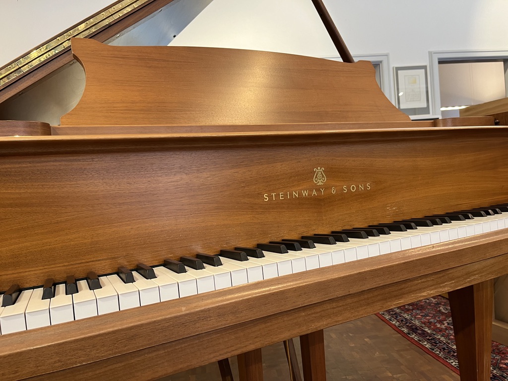 Steinway & Sons O-180 