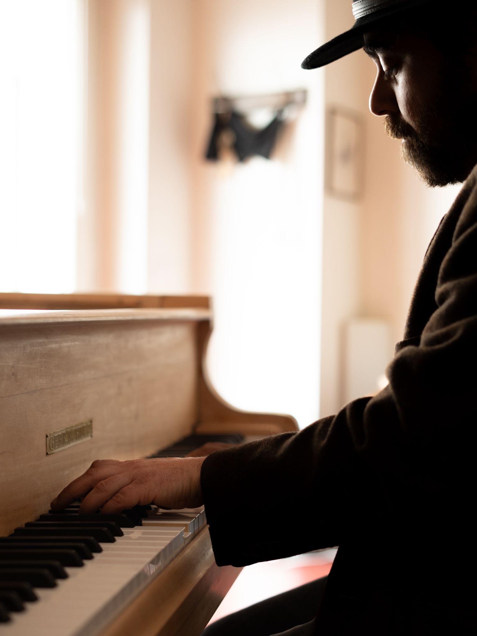Federico Albanese am Klavier in seinem Studio